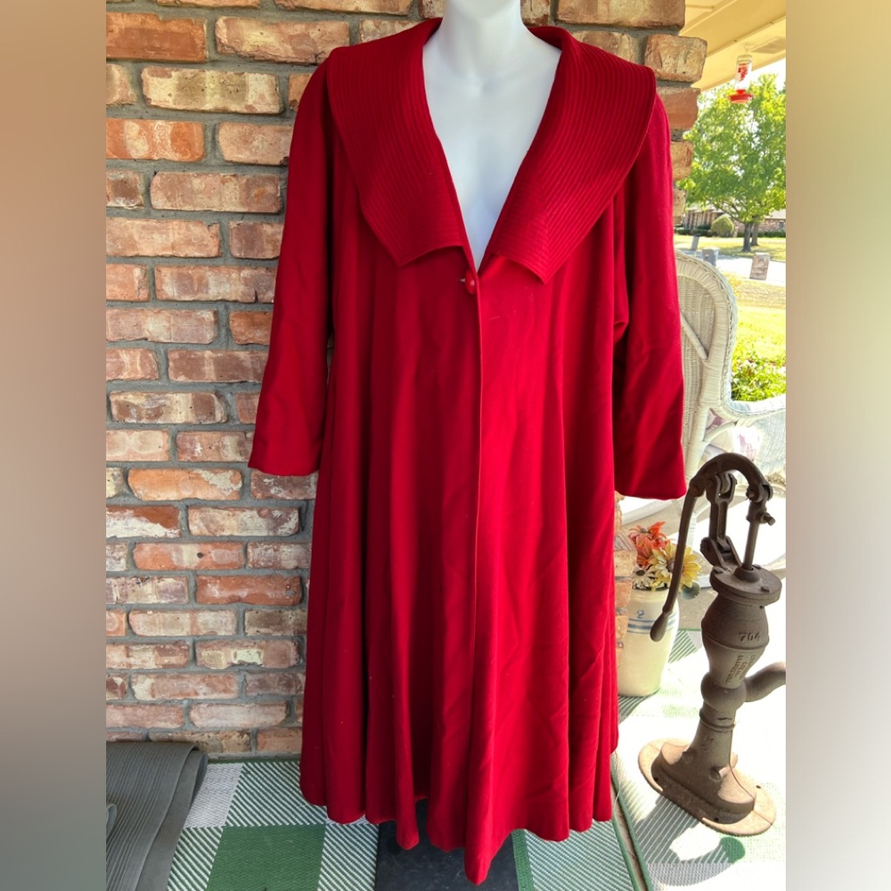 Cest Simone beautiful red wool coat size large. Some stains at bottom inside